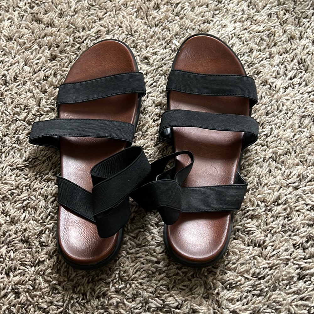 Elastic strapped sandals